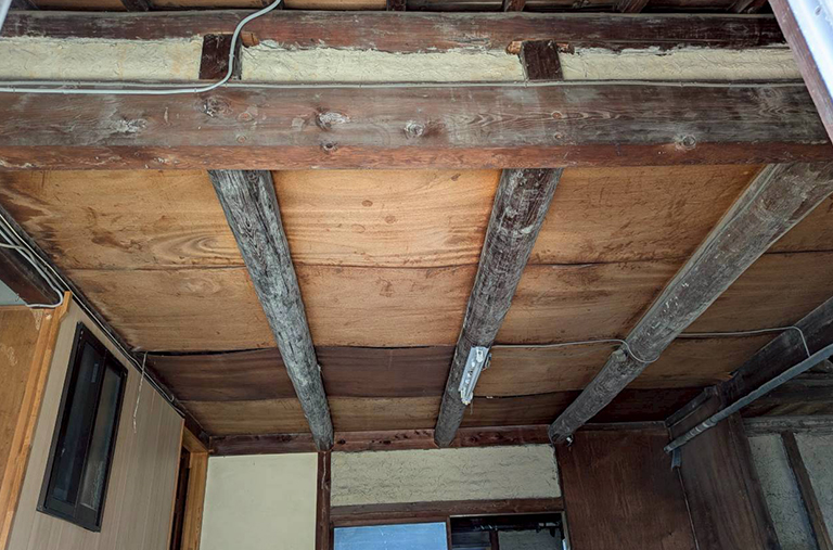 未利用空間を趣味室へ改装｜玄関新設＆古材再生リフォーム